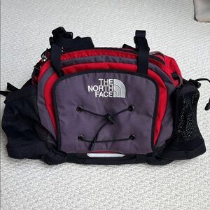 Like new! The North Face waist pack w/back support & water bottle sleeves